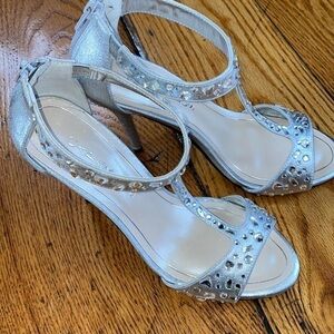 Caparros Size 8 Silver Rhinestone Shoes Never Worn